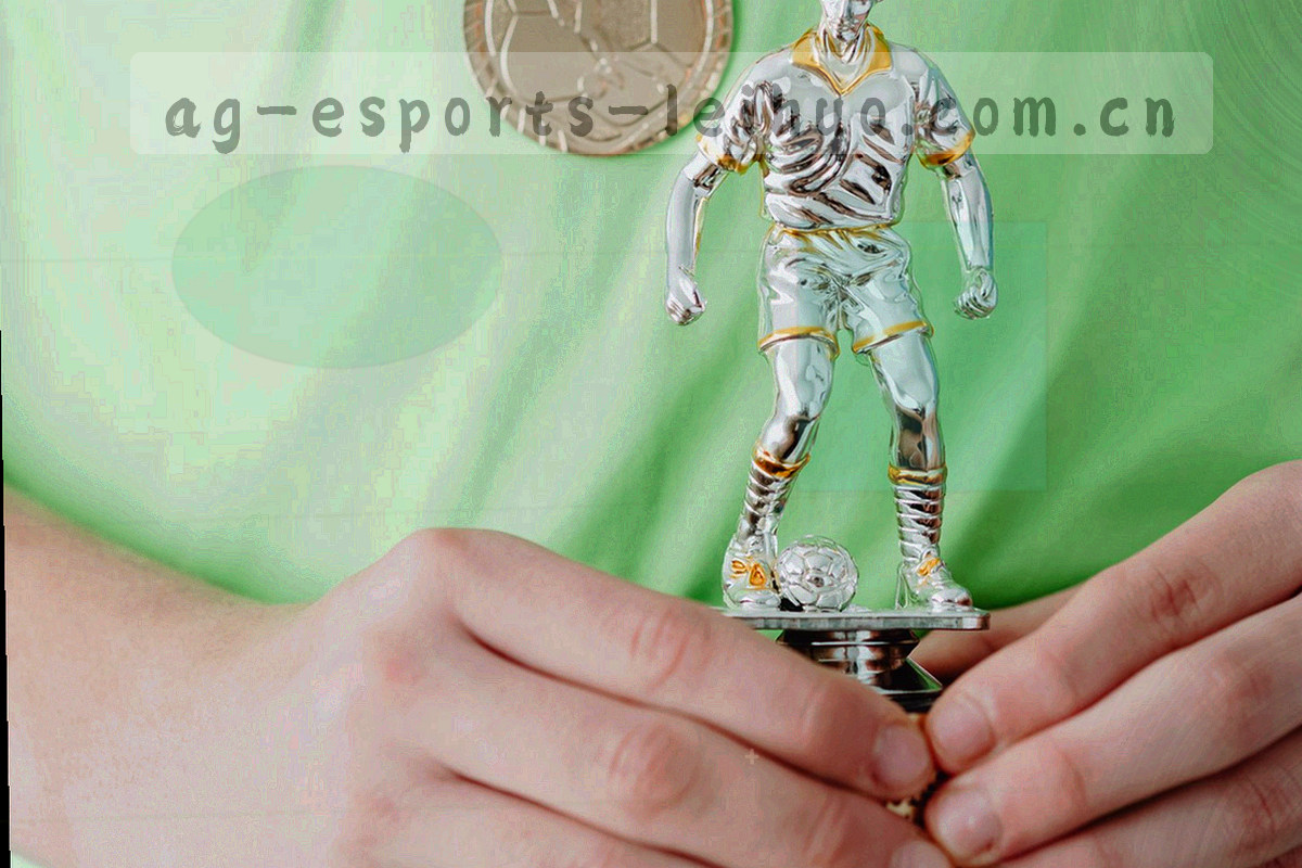 电竞数据仪表盘总览界面，六大赛区与赛季阶段分布在同一屏